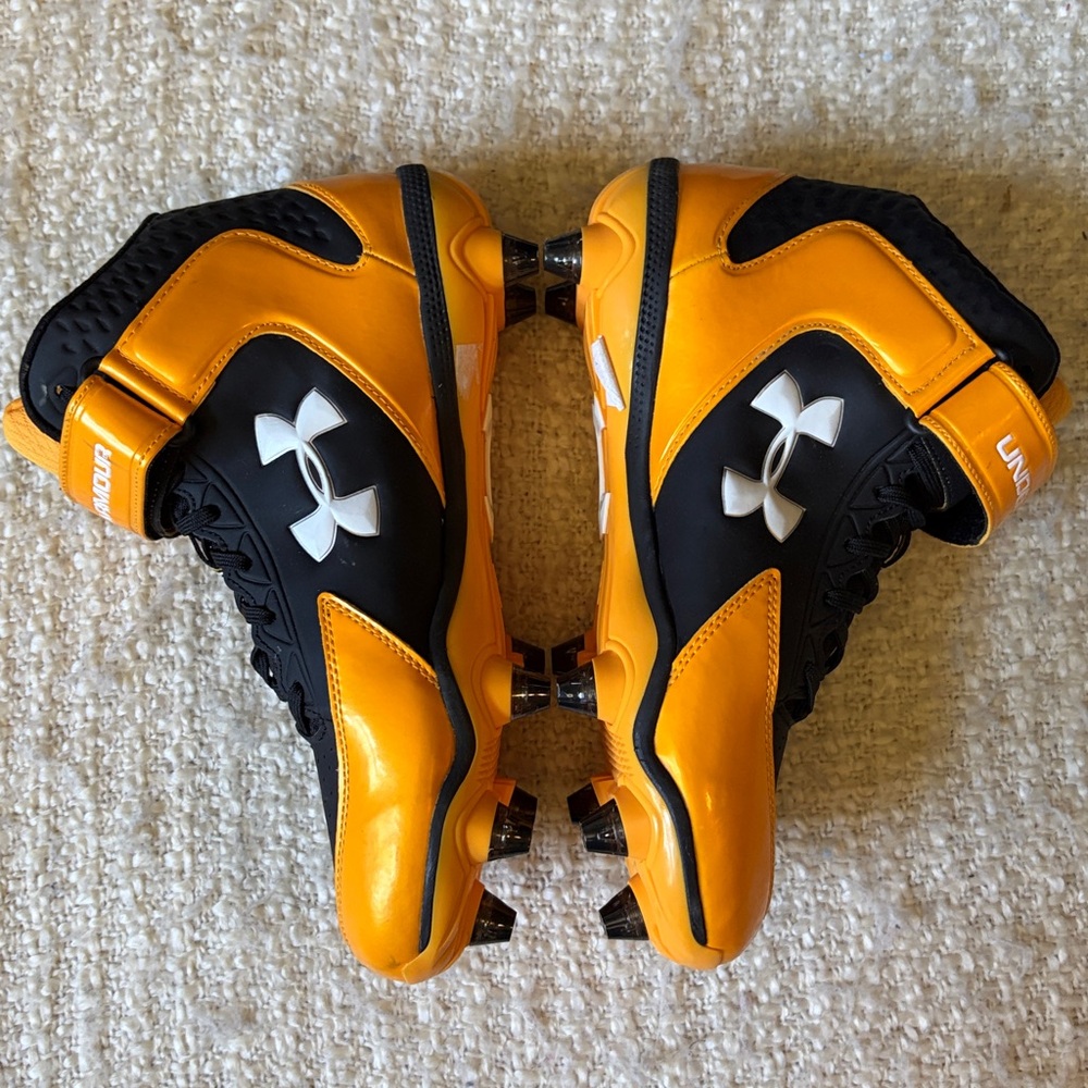🏈 NWOT UNDER ARMOUR MENS SIZE 9 BLACK & YELLOW FOOTBALL CLEATS